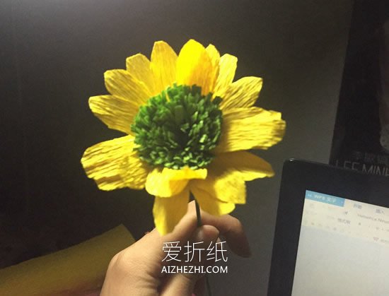 怎么用皱纹纸手工制作太阳花的方法图解- www.aizhezhi.com