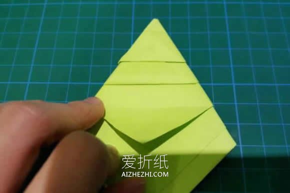 怎么简单折纸圣诞树图解 用餐巾纸折更漂亮！- www.aizhezhi.com