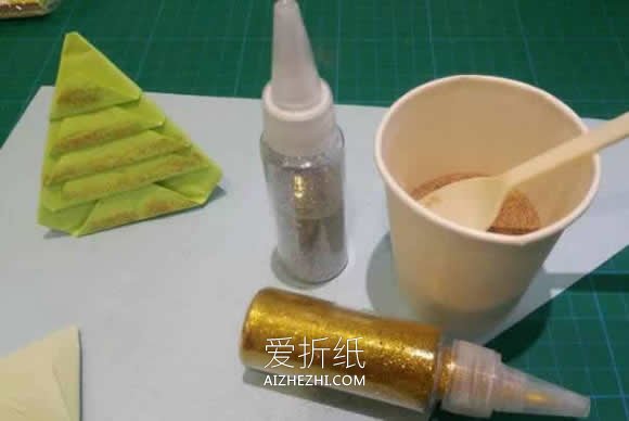 怎么简单折纸圣诞树图解 用餐巾纸折更漂亮！- www.aizhezhi.com