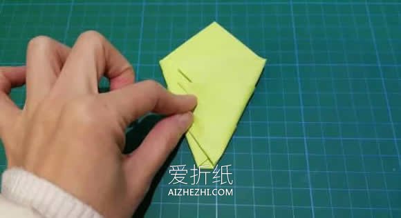 怎么简单折纸圣诞树图解 用餐巾纸折更漂亮！- www.aizhezhi.com