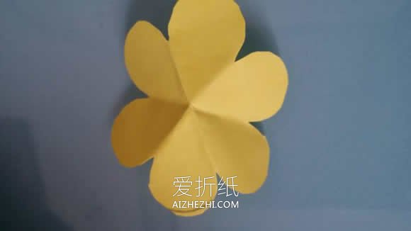 怎么用彩纸做山茶花的手工教程图解- www.aizhezhi.com