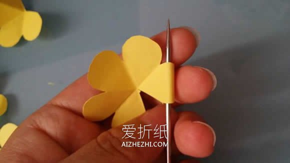 怎么用彩纸做山茶花的手工教程图解- www.aizhezhi.com