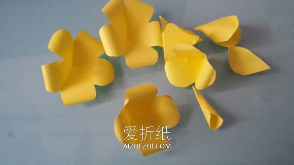 怎么用彩纸做山茶花的手工教程图解- www.aizhezhi.com