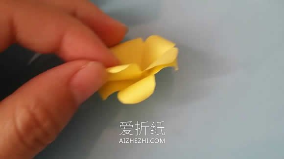 怎么用彩纸做山茶花的手工教程图解- www.aizhezhi.com