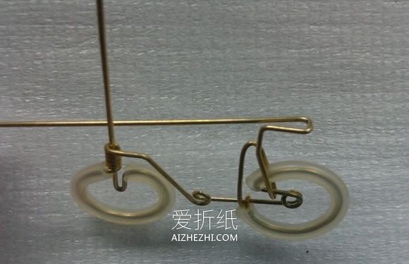 怎么用铜丝做迷你自行车模型的手工教程- www.aizhezhi.com