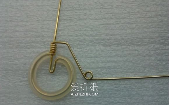 怎么用铜丝做迷你自行车模型的手工教程- www.aizhezhi.com