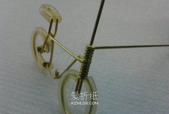 怎么用铜丝做迷你自行车模型的手工教程- www.aizhezhi.com