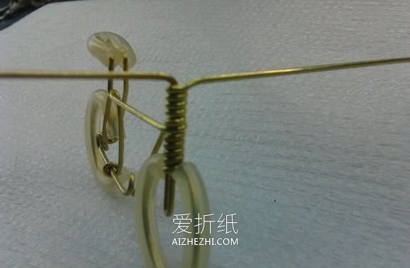 怎么用铜丝做迷你自行车模型的手工教程- www.aizhezhi.com