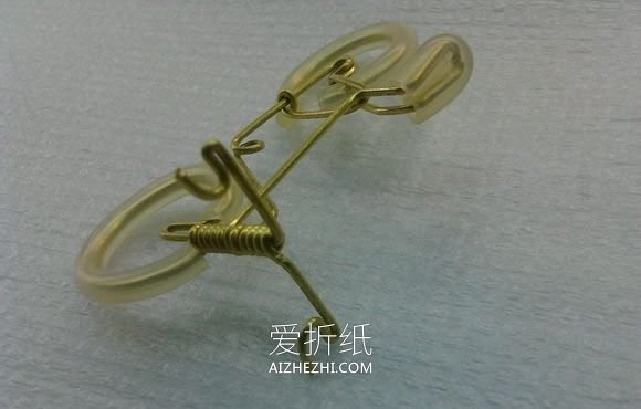 怎么用铜丝做迷你自行车模型的手工教程- www.aizhezhi.com