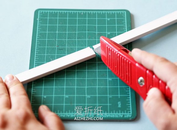 怎么用塑料条手工制作照片墙的方法图解- www.aizhezhi.com