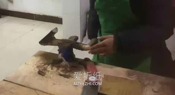 怎么用枝丫手工制作家用挂钩的方法教程- www.aizhezhi.com