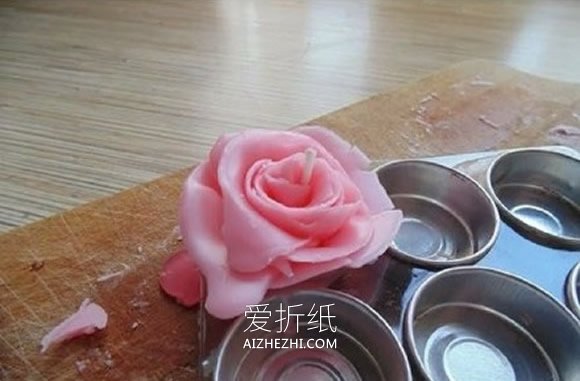 怎么手工做漂亮玫瑰花蜡烛的方法步骤- www.aizhezhi.com