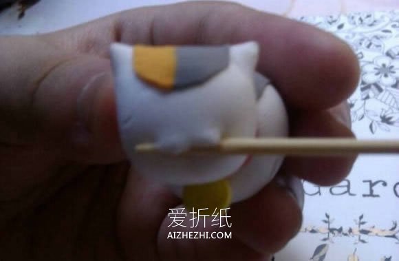 怎么用超轻粘土制作叼着鱼的招财猫图解- www.aizhezhi.com