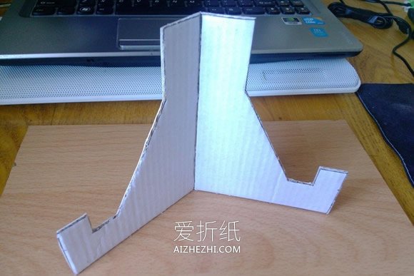 怎么用硬纸板手工制作手机支架的教程- www.aizhezhi.com