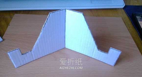 怎么用硬纸板手工制作手机支架的教程- www.aizhezhi.com