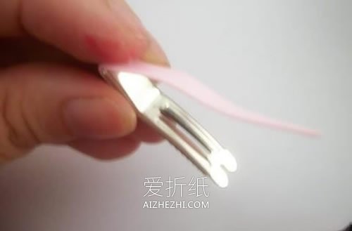 怎么手工做可爱又漂亮的儿童蝴蝶结发卡图解- www.aizhezhi.com