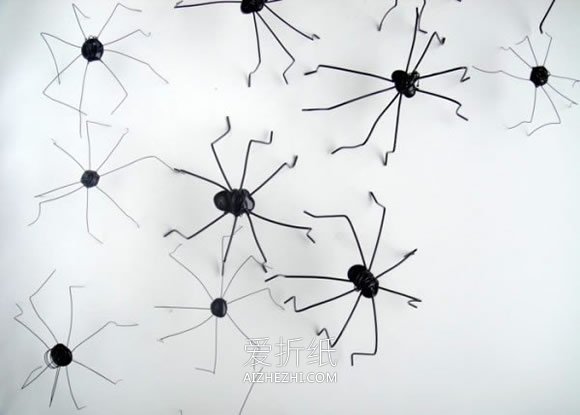 怎么用铁丝手工制作蜘蛛留言便签夹的方法- www.aizhezhi.com