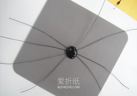 怎么用铁丝手工制作蜘蛛留言便签夹的方法- www.aizhezhi.com