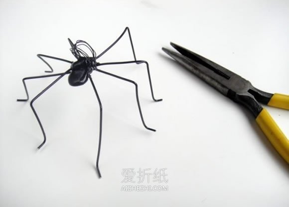 怎么用铁丝手工制作蜘蛛留言便签夹的方法- www.aizhezhi.com