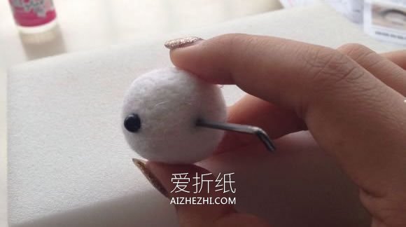 怎么做超萌羊毛毡兔子的手工图解教程- www.aizhezhi.com
