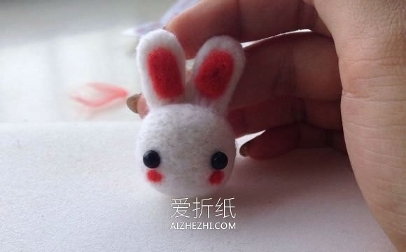 怎么做超萌羊毛毡兔子的手工图解教程- www.aizhezhi.com