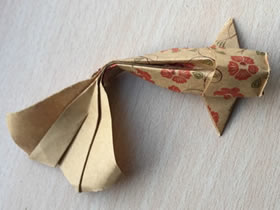 怎么手工折纸逼真又漂亮金鱼的折法图解