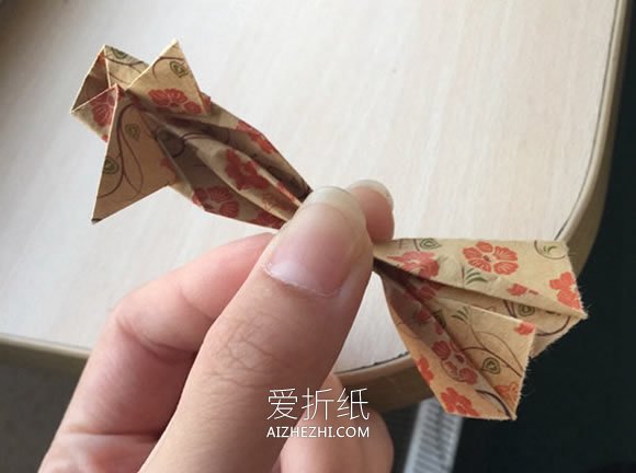 怎么手工折纸逼真又漂亮金鱼的折法图解- www.aizhezhi.com