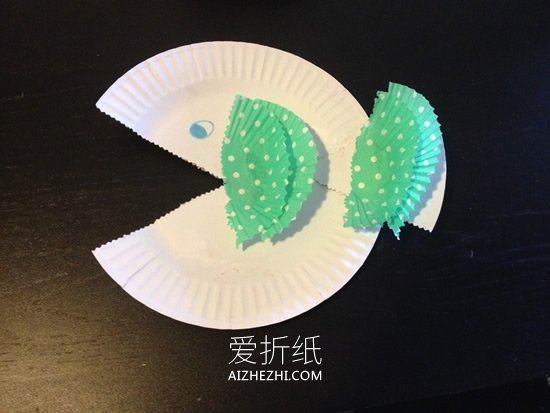 纸盘和蛋糕纸怎么废物利用 手工制作小鱼方法- www.aizhezhi.com