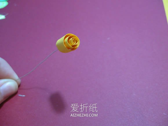 怎么用彩纸手工制作美丽花环头饰的方法- www.aizhezhi.com