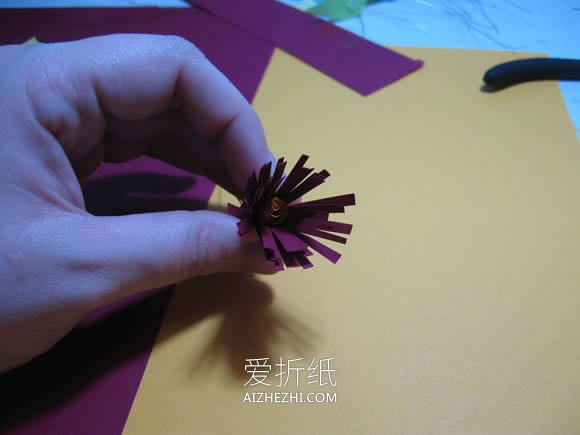 怎么用彩纸手工制作美丽花环头饰的方法- www.aizhezhi.com