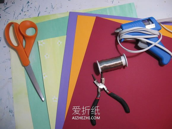 怎么用彩纸手工制作美丽花环头饰的方法- www.aizhezhi.com