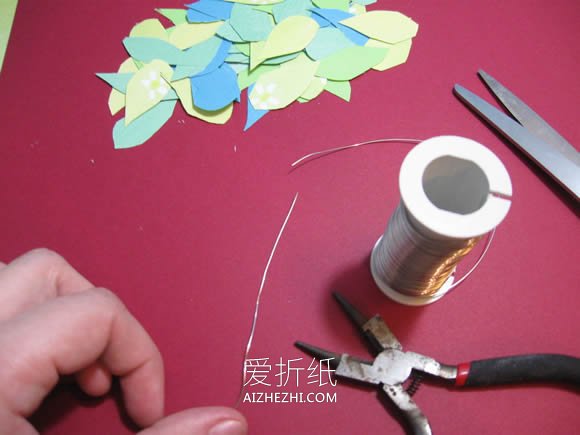 怎么用彩纸手工制作美丽花环头饰的方法- www.aizhezhi.com