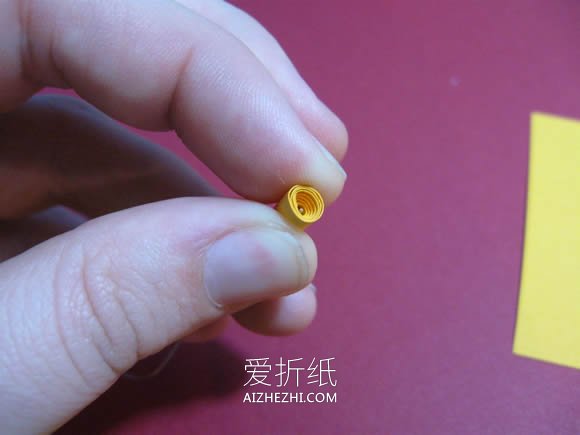 怎么用彩纸手工制作美丽花环头饰的方法- www.aizhezhi.com