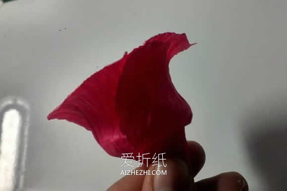 怎么用皱纹纸做香槟玫瑰花的手工图解教程- www.aizhezhi.com