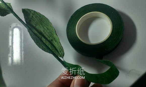 怎么用皱纹纸做香槟玫瑰花的手工图解教程- www.aizhezhi.com