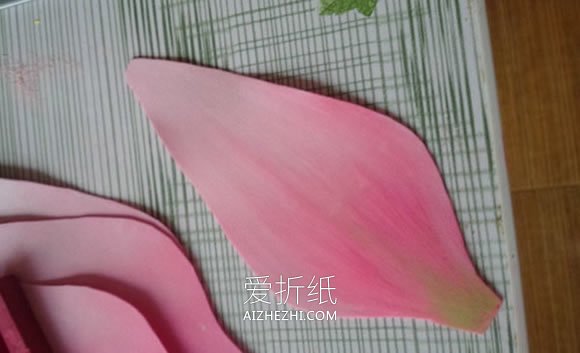 怎么手工做海绵纸百合花的简单图解教程- www.aizhezhi.com