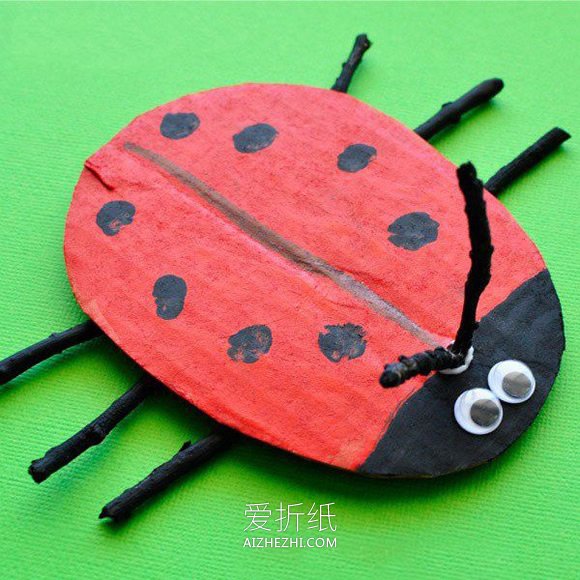 幼儿怎么用硬纸板制作七星瓢虫的教程- www.aizhezhi.com