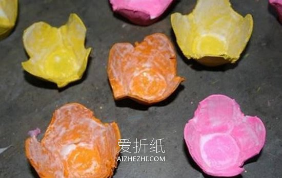 怎么手工制作鸡蛋托装饰画的图解教程- www.aizhezhi.com