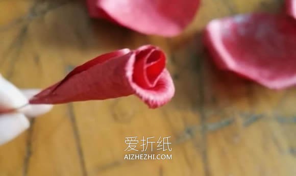 怎么做手揉纸玫瑰花的手工制作图解教程- www.aizhezhi.com