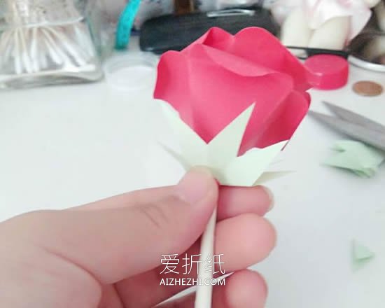 怎么手工做彩纸玫瑰花的制作过程图解- www.aizhezhi.com