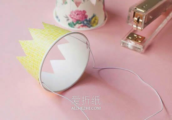 幼儿园怎么做纸杯皇冠头饰的手工教程- www.aizhezhi.com