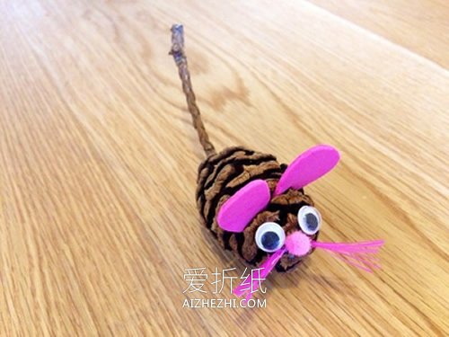 怎么简单做松果小老鼠的方法图解教程- www.aizhezhi.com