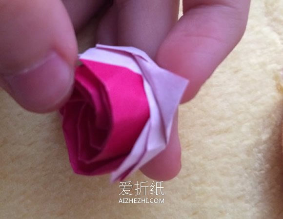 怎么手工折叠立体玫瑰花的折法过程步骤- www.aizhezhi.com