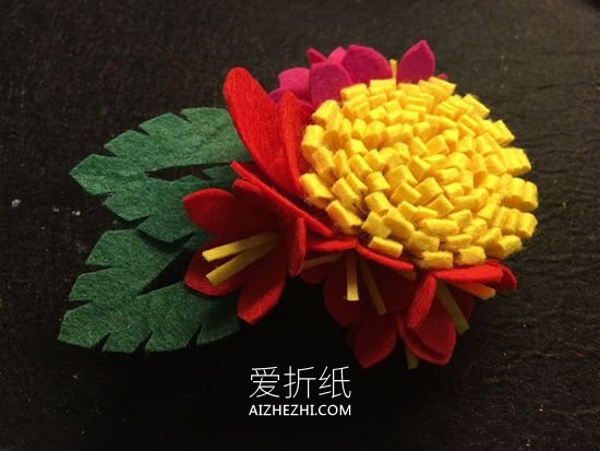 怎么用不织布做美丽花朵的布艺手工教程- www.aizhezhi.com