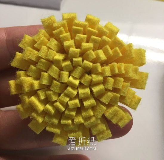 怎么用不织布做美丽花朵的布艺手工教程- www.aizhezhi.com