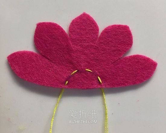 怎么用不织布做美丽花朵的布艺手工教程- www.aizhezhi.com