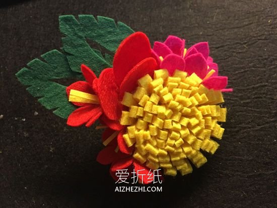 怎么用不织布做美丽花朵的布艺手工教程- www.aizhezhi.com