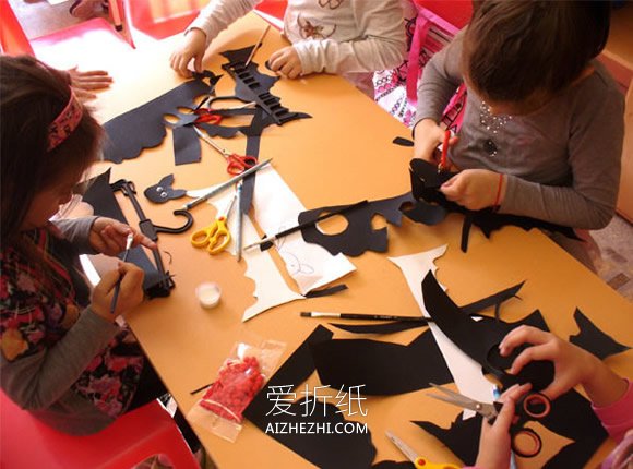怎么用塑料衣架制作万圣节蝙蝠的方法教程- www.aizhezhi.com