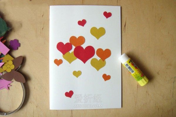 怎么做爱心图案新年贺卡的手工制作方法教程- www.aizhezhi.com