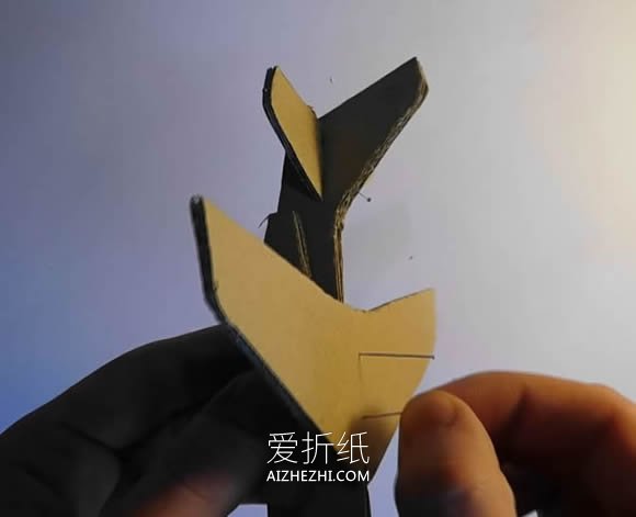 怎么做瓦楞纸飞机模型的手工制作教程- www.aizhezhi.com
